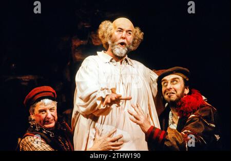 l-r: Edward Byles (Bardolph), Benjamin Luxon (Sir John Falstaff), Richard Angas (Pistole) in FALSTAFF an der English National Opera (ENO), London Coliseum, London WC2 22/02/1989 Musik: Giuseppe Verdi Libretto: Arrigo Boito Englische Übersetzung: Amanda Holden Dirigent: Mark Elder Design: Marie-Jeanne Lecca Beleuchtung: Paul Pyant Regisseur: David Pountney Stockfoto