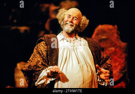 Benjamin Luxon (Sir John Falstaff) in FALSTAFF an der English National Opera (ENO), London Coliseum, London WC2 22/02/1989 Musik: Giuseppe Verdi Libretto: Arrigo Boito Englische Übersetzung: Amanda Holden Dirigent: Mark Elder Design: Marie-Jeanne Lecca Beleuchtung: Paul Pyant Regisseur: David Pountney Stockfoto