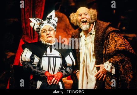 Anne Collins (Mistress schnell), Benjamin Luxon (Sir John Falstaff) in FALSTAFF an der English National Opera (ENO), London Coliseum, London WC2 22/02/1989 Musik: Giuseppe Verdi Libretto: Arrigo Boito Englische Übersetzung: Amanda Holden Dirigent: Mark Elder Design: Marie-Jeanne Lecca Beleuchtung: Paul Pyant Regisseur: David Pountney Stockfoto