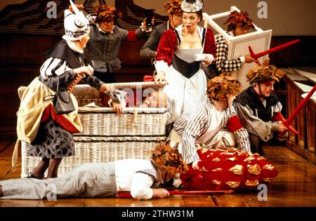 Centre, l-r: Anne Collins (Mistress schnell), Benjamin Luxon (Sir John Falstaff), Sally Burgess (Meg Page) in FALSTAFF an der English National Opera (ENO), London Coliseum, London WC2 22/02/1989 Musik: Giuseppe Verdi Libretto: Arrigo Boito Englische Übersetzung: Amanda Holden Dirigent: Mark Elder Design: Marie-Jeanne Lecca Beleuchtung: Paul Pyant Regisseur: David Pountney Stockfoto