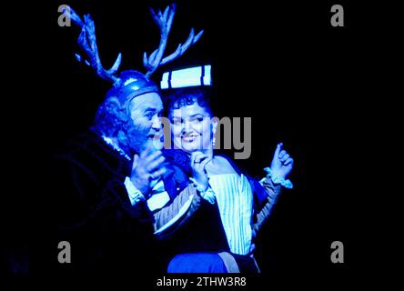 Benjamin Luxon (Sir John Falstaff), Susan Bullock (Alice Ford) in FALSTAFF an der English National Opera (ENO), London Coliseum, London WC2 03/06/1992 Musik: Giuseppe Verdi Libretto: Arrigo Boito Englische Übersetzung: Amanda Holden Dirigent: Mark Elder Design: Marie-Jeanne Lecca Beleuchtung: Paul Pyant Regisseur: David Pountney Stockfoto