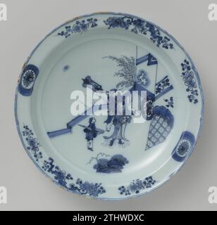 Schüssel, de Metaale Topf, nach Lambertus Cleffius, ca. 1680 - ca. 1690 Schüssel mit leicht gewelltem Rand, aus Faience mit Chinoiserie-Dekoration: Blau auf weiß gemalt, leicht bläulich, glasiert mit drei Figuren auf der Wohnung an einem Zaun. Am Rand von Blütenzweigen und zwei Kartuschen mit einer Rosette. Hinten mit Fächern mit Streifen und Kreisen. Delft . Schüssel mit leicht gewelltem Rand, aus Faience mit Chinoiserie-Dekoration: Blau auf weiß gemalt, leicht bläulich, glasiert mit drei Figuren auf der Wohnung an einem Zaun. Am Rand von Blütenzweigen und zwei Kartuschen mit einem r Stockfoto