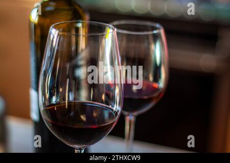 Zwei Gläser Wein und eine Flasche Wein Stockfoto