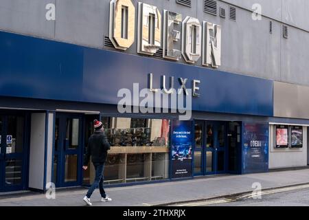 Schild für die Kinomarke Odeon Luxe in der Odeon Panton Street am 16. Oktober 2023 in London, Großbritannien. Odeon Cinemas haben jetzt ihre Marke Odeon Luxe, die Kinobesuchern ein verbessertes Erlebnis bietet, einschließlich luxuriöser Liegesessel und hochwertiger Audio- und Sehqualität. Stockfoto