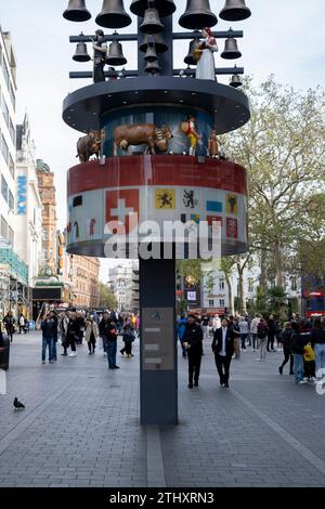 Schweizer Glockenspieluhr am Leicester Square am 16. Oktober 2023 in London, Großbritannien. Der Leicester Square ist ein Fußgängerplatz im West End von London, der für seine vielen Kinos bekannt ist. Stockfoto