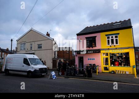 Am 17. Dezember 2023 in Birmingham, Vereinigtes Königreich, erleuchtet das Filmteam die unabhängige Bar The Juke and Fashion Store Top Banana an der York Road in Kings Heath. Stockfoto