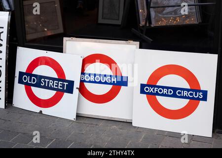 Die U-Bahn-Station ist am 7. Dezember 2023 in London, Großbritannien, zum Verkauf auf einem Markt ausgeschildert. Stockfoto