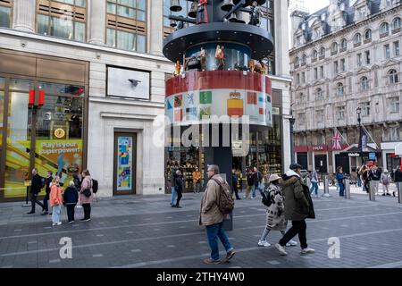 Schweizer Glockenspieluhr am Leicester Square am 16. Oktober 2023 in London, Großbritannien. Der Leicester Square ist ein Fußgängerplatz im West End von London, der für seine vielen Kinos bekannt ist. Stockfoto