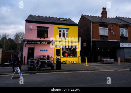 Am 17. Dezember 2023 in Birmingham, Vereinigtes Königreich, erleuchtet das Filmteam die unabhängige Bar The Juke and Fashion Store Top Banana an der York Road in Kings Heath. Stockfoto