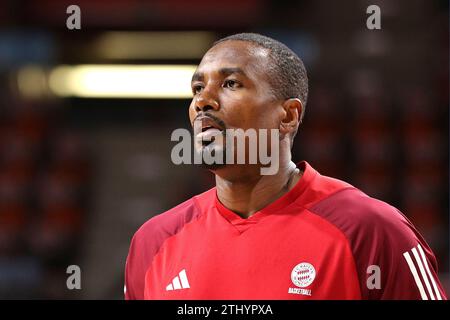 Serge Ibaka (Bayern Basketball, #14) im Portrait. GER, FC Bayern Basketball vs. Anadolu Efes Istanbul, Basketball, EuroLeague, Saison 2023/2024, 20.12.2023, Foto: Eibner-Pressefoto/Marcel Engelbrecht Stockfoto