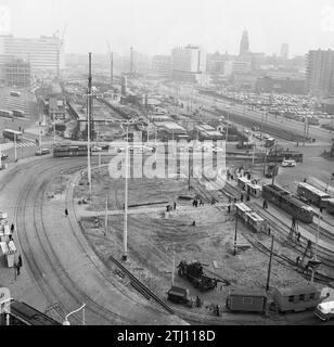 U-Bahn vor dem Hauptbahnhof in Rotterdam, Verlegung des Straßenbahnkomplexes ca. April 1964 Stockfoto