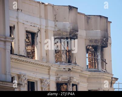 Dieser anbau des Royal Albion Hotels wurde durch einen Brand zerstört, der am 15. Juli 2023 im vierten Stock ausbrach. Der Abriss des entkernten Teils des Hotels begann am 19. Juli 2023. Brighton, East Sussex, England, Vereinigtes Königreich. Stockfoto