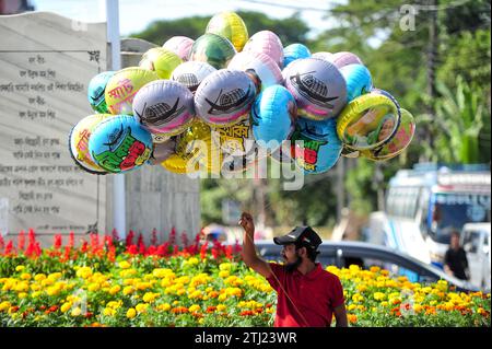 20. Dezember 2023 Sylhet-Bangladesch: Ein Ballonverkäufer verkauft die symbolisch bedruckten Ballons der Awamileague-Partei neben dem Versammlungsgelände. Führer, Aktivisten und Unterstützer kamen nach Sylhet Alia Madrasa Field mit einer Prozession mit Parteisymbolen in der Wahlkundgebung der Awami League bei der zwölften nationalen Wahl. Parteipräsident und jetziger PREMIERMINISTER - SCHEICH HASINA ist nach Sylhet gekommen, um an der öffentlichen Sitzung der Awami-Liga bei den 12. Nationalen Wahlen teilzunehmen. Wie jedes Mal hat die regierende Awami-Liga offiziell den Wahlkampf von einem öffentlichen Treffen in der Sylhet-Regierung A aus gestartet Stockfoto