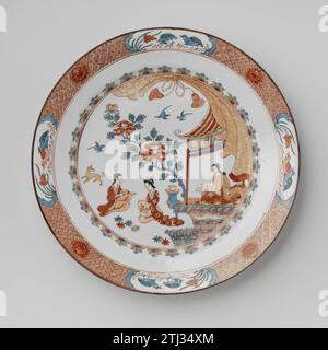 Schüssel mit drei Frauen in der Nähe eines Pavillons, anonym, ca. 1700 - ca. 1724 Porzellanschale, auf der Glasur in Blau, Rot, Grün, Schwarz und Gold gemalt. Auf der Wohnung zwei Teetrinker und ein Hund in einem Garten bei einem Pavillon und Pavillon; Eine dritte Frau ist im Pavillon; der Rand der Wohnung mit einem gebundenen Vorhang; an der Wand ein Reifen mit halbem Blumenhalm; der Rand mit Servierwerk mit Chrysanthemen durchsetzt mit vier gelappten Kartuschen mit Wachtel. In Europa im japanischen Imari-Stil eingerichtet. Chinapainter: Porzellan Europa. Glasur. Gold (Metall) Malerei / Vergoldung / Glasur Porzellan Stockfoto