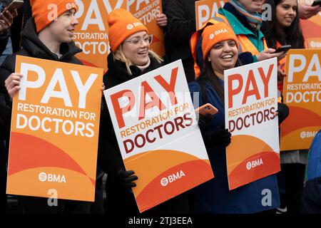 Am 20. Dezember 2023 in London, England, werden streikende Ärzte auf einer Mahnlinie der BMA (British Medical Association) vor dem Krankenhaus des UCL (University College London) gesichtet. Die BMA-union sagte, dass der Vorschlag an die Regierung in diesem Jahr durchschnittlich 3 % mehr Wert sei. Dies ist zusätzlich zu einem bereits erzielten Anstieg um 8,8 %. Die Streiks dauern drei Tage ab dem 20. Dezember, gefolgt von sechs Tagen ab dem 3. Januar. Der Rundgang zu Neujahr wird der längste in der Geschichte des NHS sein. Stockfoto