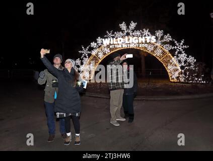 Menschen, die die Weihnachtsbeleuchtung des Detroit Zoo Wild Lights genießen, und Selfies bei der Weihnachtsbeleuchtung machen Stockfoto