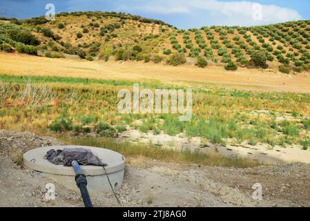 Gut für landwirtschaftliche Bewässerung neben dem Trockenbett des Colomera Reservoir. Benalúa de las Villas, Granada, Andalucía, Spanien, Europa Stockfoto