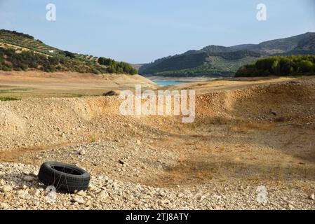 Colomera Reservoir mit sehr niedrigem Wasserstand aufgrund von Dürre. Benalúa de las Villas, Granada, Andalucía, Spanien, Europa Stockfoto