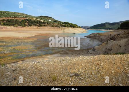 Colomera Reservoir mit sehr niedrigem Wasserstand aufgrund von Dürre. Benalúa de las Villas, Granada, Andalucía, Spanien, Europa Stockfoto