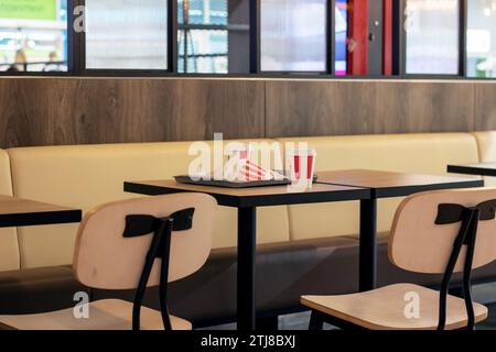 Weißrussland, Minsk - 6. oktober 2023: Das KFC-Restaurant schließt sich Stockfoto