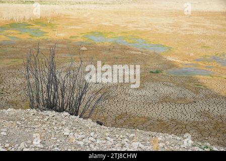 Risse im Trockenbett des Colomera Reservoir. Benalúa de las Villas, Granada, Andalucía, Spanien, Europa Stockfoto