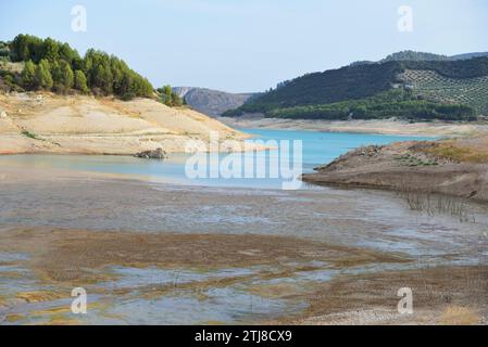 Colomera Reservoir mit sehr niedrigem Wasserstand aufgrund von Dürre. Benalúa de las Villas, Granada, Andalucía, Spanien, Europa Stockfoto