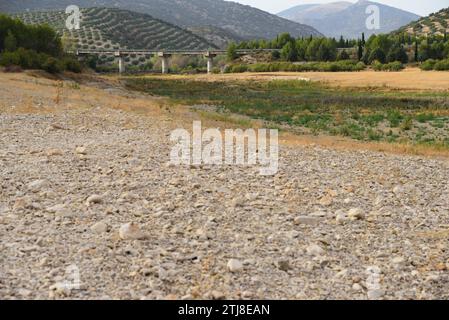 Brücke, die das Trockenbett des Colomera Reservoir überquert. Benalúa de las Villas, Granada, Andalucía, Spanien, Europa Stockfoto