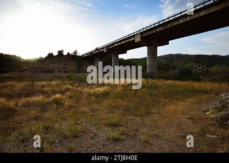 Brücke, die das Trockenbett des Colomera Reservoir überquert. Benalúa de las Villas, Granada, Andalucía, Spanien, Europa Stockfoto