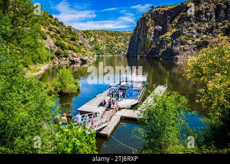 Dock und Boot für die Arribes del Duero Umwelttour. Miranda do Douro. Fluss Duero, natürliche Grenze zwischen Spanien und Portugal. Europa Stockfoto