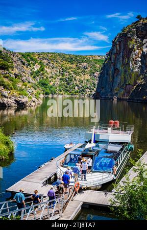 Dock und Boot für die Arribes del Duero Umwelttour. Miranda do Douro. Fluss Duero, natürliche Grenze zwischen Spanien und Portugal. Europa Stockfoto