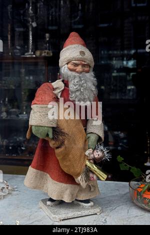 Vintage Santa Claus mit einem Sack Spielzeug im Fenster von Unicorn Antiques in Dundas Street, Edinburgh, Schottland, Großbritannien. Stockfoto