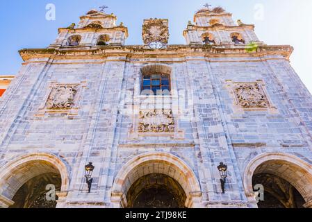 Kirche der heiligen Familie - Iglesia de la Sagrada familia. Plaza de los Fueros, Orduña, Vizcaya, País Vasco, Spanien, Europa Stockfoto