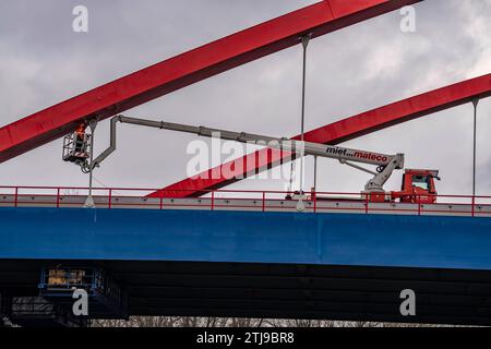 Marode Autobahnbrücke A42, über den Rhein-Herne-Kanal, mit massiven Bauschäden, Techniker untersucht die Konstruktion, Lasermessfühler an der Brücke, für die nächsten Monate total gesperrt, zwischen den Anschlussstellen Bottrop-Süd und Kreuz Essen-Nord, für LKW wohl bis zu einem Neubau, NRW, Deutschland, Gesperrte Autobahnbrücke 42 *** baufällige Autobahnbrücke A42 über den Rhein-Herne-Kanal, mit massiven baulichen Schäden, Techniker untersucht die Konstruktion, Lasersensor auf der Brücke, für die nächsten Monate komplett geschlossen, zwischen den Autobahnkreuzen Bottrop Süd und Essen Nord, für tr Stockfoto