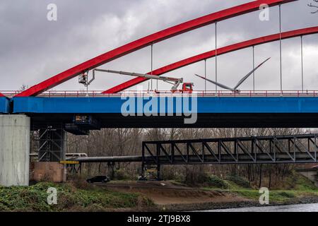 Marode Autobahnbrücke A42, über den Rhein-Herne-Kanal, mit massiven Bauschäden, Techniker untersucht die Konstruktion, Lasermessfühler an der Brücke, für die nächsten Monate total gesperrt, zwischen den Anschlussstellen Bottrop-Süd und Kreuz Essen-Nord, für LKW wohl bis zu einem Neubau, NRW, Deutschland, Gesperrte Autobahnbrücke 42 *** baufällige Autobahnbrücke A42 über den Rhein-Herne-Kanal, mit massiven baulichen Schäden, Techniker untersucht die Konstruktion, Lasersensor auf der Brücke, für die nächsten Monate komplett geschlossen, zwischen den Autobahnkreuzen Bottrop Süd und Essen Nord, für tr Stockfoto