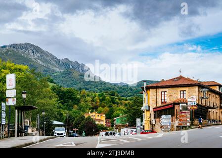 Arenas de Cabrales ist eine der Populationen, die den Zugang zu den Picos de Europa ermöglichen. Las Arenas, Cabrales, Fürstentum Asturien, Spanien, Europa Stockfoto