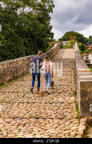 Brücke aus dem 13. Jahrhundert über Rio Sella. Cangas de Onís, Fürstentum Asturien, Spanien, Europa Stockfoto