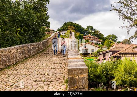 Brücke aus dem 13. Jahrhundert über Rio Sella. Cangas de Onís, Fürstentum Asturien, Spanien, Europa Stockfoto