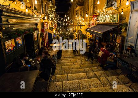 Weihnachtlich dekorierte Straße in der Altstadt von Valletta, Malta Stockfoto