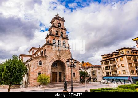 Die Pfarrkirche Santa María de la Asunción. Der dreistöckige, gestufte Glockenturm nimmt an Breite ab und wird von einem dreieckigen Giebel gekrönt. Cangas de ON Stockfoto