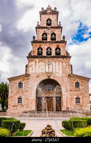 Die Pfarrkirche Santa María de la Asunción. Der dreistöckige, gestufte Glockenturm nimmt an Breite ab und wird von einem dreieckigen Giebel gekrönt. Cangas de ON Stockfoto