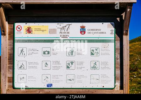 Informationstafel zum Nationalpark. Jito de Escarandi, an der Grenze zwischen Asturien und Kantabrien, ist Ausgangspunkt für viele Ausflüge. Jito DE E Stockfoto