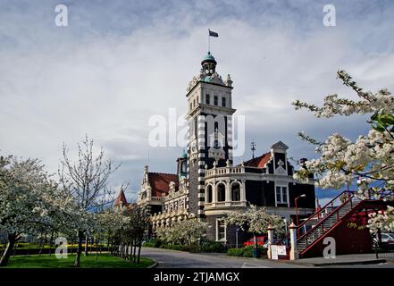 Der Bahnhof Dunedin in Dunedin auf der Südinsel Neuseelands, entworfen von George Troup, ist der vierte Bahnhof der Stadt. Es verdiente seinem Architekten den Spitznamen „Gingerbread George“. Dunedin wurde 1878 mit der Bahn nach Christchurch verbunden, eine Verbindung nach Süden nach Invercargill wurde im folgenden Jahr fertiggestellt, und 1875 wurden die ersten Eisenbahnwerkstätten in Hillside in South Dunedin eröffnet. Quelle: BSpragg Stockfoto