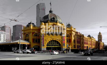 Der Bahnhof Flinders Street liegt an der Ecke Flinders Street und Swanston Street in Melbourne, Victoria, Australien. Er ist der zweitgrößte Bahnhof Australiens und bedient das gesamte Stadtbahnnetz, 15 Straßenbahnlinien von und nach Victoria sowie einige Länder- und Regionalzüge der V/Line in den Osten von Victoria.[5] der Bahnhof wurde 1854 eröffnet und ist der älteste Bahnhof Australiens Stockfoto