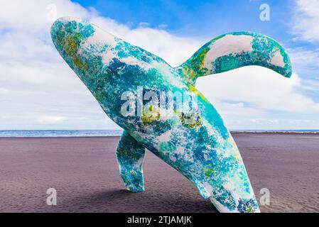 Walskulptur auf dem schwarzen Sand des Strandes vor der Avenida Maritima. Santa Cruz de la Palma, La Palma, Santa Cruz de Teneriffa, Kanarische Inseln Stockfoto