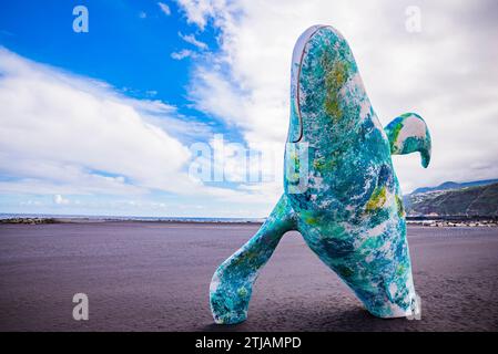 Walskulptur auf dem schwarzen Sand des Strandes vor der Avenida Maritima. Santa Cruz de la Palma, La Palma, Santa Cruz de Teneriffa, Kanarische Inseln Stockfoto