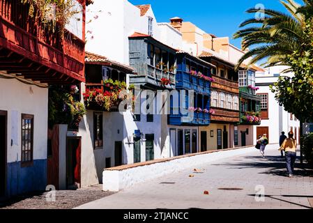 Häuser mit typischen Balkonen. Avenida Marítima. Santa Cruz de la Palma, La Palma, Santa Cruz de Teneriffa, Kanarische Inseln, Spanien Stockfoto