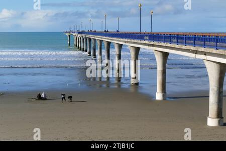 New Brighton, Neuseeland. Es gab zwei New Brighton Piers in New Brighton, Neuseeland. Der erste Pier in Holzbauweise wurde am 18. Januar 1894 eröffnet und am 12. Oktober 1965 abgerissen. Der heutige Betonpfeiler wurde am 1. November 1997 eröffnet. Es ist eine der lokalen Ikonen von Christchurch. Pazifik. Quelle: BSpragg Stockfoto