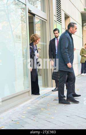 Madrid, Madrid, Spanien. Dezember 2023. Die ehemalige Königin Sofia verlässt das Pa-BU Restaurant nach dem Mittagessen zum 60. Geburtstag von Prinzessin Elena am 20. Dezember 2023 in Madrid, Spanien (Foto: © Jack Abuin/ZUMA Press Wire) NUR REDAKTIONELLE VERWENDUNG! Nicht für kommerzielle ZWECKE! Stockfoto