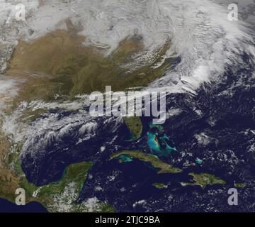 Satellitenansicht des Schneesturms für den Nordosten USA mit der Ansicht hier auch Zentralamerika, Kuba und die Karibik. Der GO-East-Satellit der NOAA liefert Infrarot- und sichtbare Daten der östlichen Hälfte der USA im NASA-NOAA GOES Project, NASA Goddard Space Flight Center. Das NASA-NOAA GOES Project schuf ein sichtbares Bild des Sturms, der bereits am 29. Dezember 2016 den Nordosten der USA traf. Zu dieser Zeit lag das Niederdruckzentrum nördlich der Großen Seen und bewegte sich nach Osten. Eine optimierte Version eines Originalbildes der NASA / Credit: NASA Stockfoto