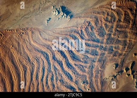 Lineare Dünen, Namib-Sandmeer, aufgenommen von einem Astronauten an Bord der Internationalen Raumstation (ISS). Die Crews haben diese aussicht als eine der spektakulärsten Merkmale unseres Planeten bezeichnet: Die Dünen des Namib-Sandmeers. Lineare Dünen sind in der Regel parallel zum formativen Wind ausgerichtet, da die Namib-Wüste sehr oldÑdating aus der Zeit stammt, als der kalte, wüstenbildende Benguela-Meeresstrom etwa 37 Millionen Jahre zu fließen begann, agoÑwind Muster und Dünenmuster haben sich im Laufe der Zeit verschoben. 27. März 2016. Eine optimierte Version eines Originalbildes der NASA / Credit: NASA Stockfoto